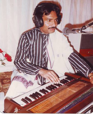 Aqeel Manzoor performing in a Radio Pakistan Programme