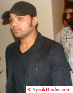 Himesh Reshmiya going for dinner at last after 01:00 AM