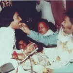 ustad-salamat-ali-khan-taking-aqeel-manzoor-under-his-tutelage-nusrat-fateh-ali-khan-also-present-in-picture